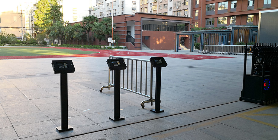 OA1000 Pro 家長(zhǎng)接送安保管理系統(tǒng)終端采用高標(biāo)準(zhǔn)電子元件、工業(yè)級(jí)CPU設(shè)計(jì)，戶外環(huán)境24小時(shí)不間斷可靠運(yùn)行。